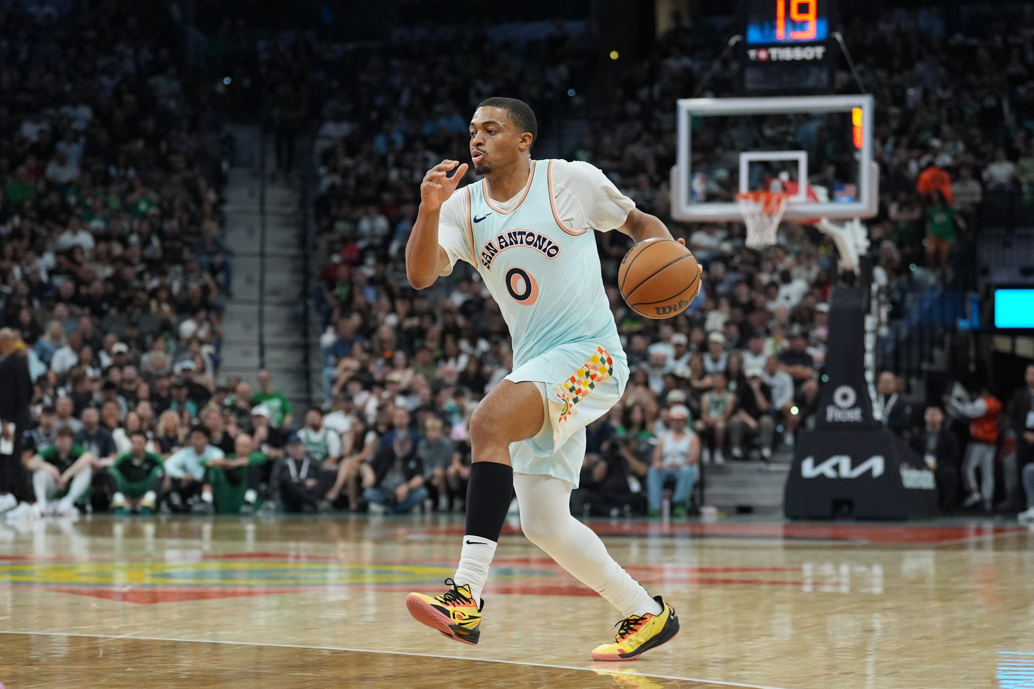 就你打得还行！凯尔登13中8拿到19分3板2助1断